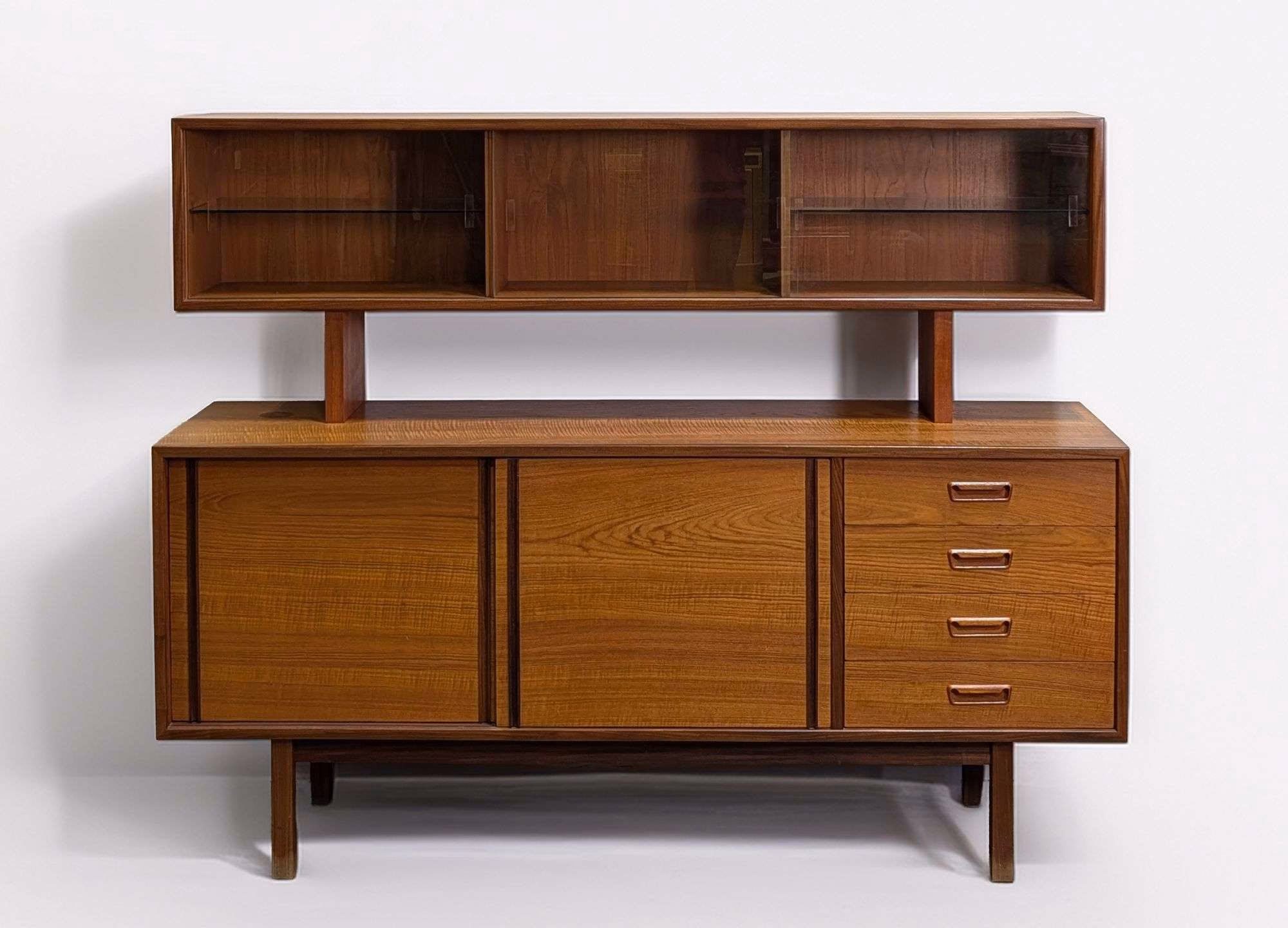 SINCE 1979 Hall's Auction Services CONSIGN WITH HALL'S AUCTION YOUR TRUSTED SOURCE FOR ANTIQUES, COLLECTIBLES AND WINE & SPIRITS
